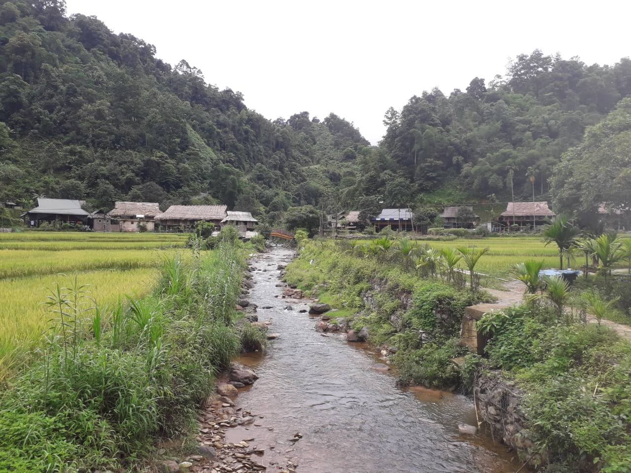 Kho Muong village & its gentle stream